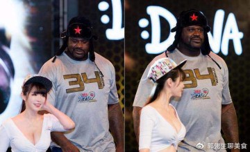 星空娱乐-NBA女球迷有多疯狂？阿杜被熊抱，库里被撩，看到科比我服了！|奥尼尔|科比·布莱恩特|斯蒂芬·库里|凯文·杜兰特|科比-布莱恩特_新浪体育_新浪新闻