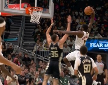 星空体育app-投不进就砸！哈达威冲筐面对补防单臂砸扣 字母哥替补席神情落寞