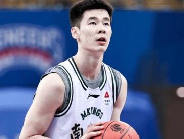 手感火热！郭昊文半场9中6，三分7中5得到17分3篮板2助攻