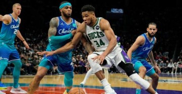 星空娱乐-翻江倒海狂砍43+12 雄鹿虽败字母哥已不惧联防