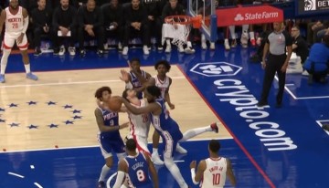 是个好防守！申京篮下强打恩比德造犯规 76人挑战成功